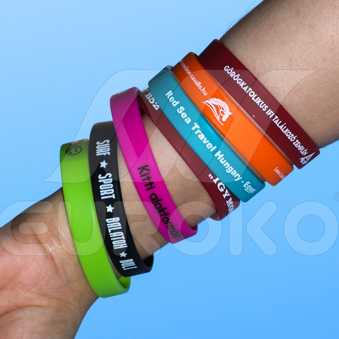 Joven Lanza Pulsera Digital Que Comparte Un Versículo Bíblico Para Cada Ocasión